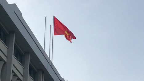 Die-Vietnamesische-Flagge-Weht-Im-Wind-über-Dem-Präsidentenpalast-In-Ho-Chi-Minh-Stadt,-Vietnam
