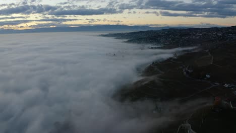 Überfliegender-Nebel,-Der-Sich-In-Der-Abenddämmerung-Durch-Die-Lavaux-Landschaft-In-Richtung-Genfersee-Zurückzieht---Schweiz