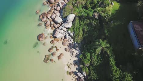 Top-Luftaufnahme-Eines-Wunderschönen-Strandes-Voller-Vegetation