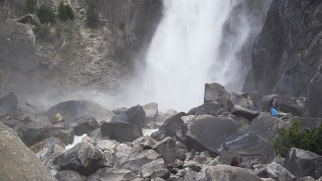 Menschen-Erkunden-Den-Fuß-Des-Wasserfalls-Im-Yosemite-Nationalpark