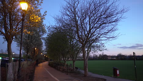 Gente-Caminando-En-El-Parque-King-George-Por-La-Noche,-Londres