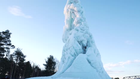 Hoher-Eisberg,-Aufgenommen-Auf-Einem-Stativ-Von-Unten-An-Einem-Kalten-Morgen-In-Nordschweden