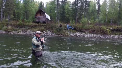 Fliegenfischer-Angelt-Forellen-Am-Clearwater-River-In-Alaska