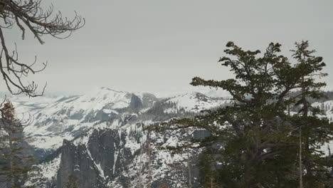 Panning-shot-of-Half-Dome-in-Yosemite-National-Park-from-Dewey-Point-in-the-snow