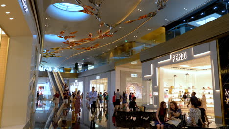 Vista-Interior-Inclinada-Hacia-Arriba-Del-Frente-De-La-Tienda-Fendi-En-El-Centro-Comercial-De-Lujo-Icon-Siam,-Bangkok,-Tailandia