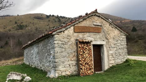Una-Casa-Antigua,-Refugio-En-La-Montaña,-Hecha-De-Piedra
