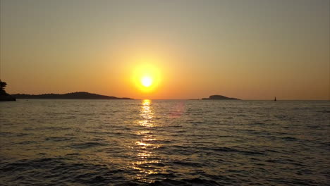 Wunderschöner-Sonnenuntergang,-Gefilmt-In-Kroatien,-Dubrovnik-Mit-Inseln-Und-Offenem-Wasser