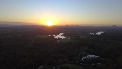 Luftaufnahme-Der-Tropischen-Landschaft-Australiens-Mit-Seen,-Wäldern-Und-Wunderschönem-Sonnenuntergang