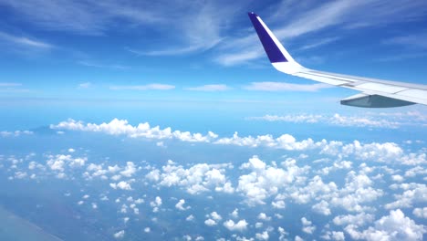 Schöne-Aussicht-Auf-Den-Blauen-Himmel-Aus-Dem-Flugzeugfenster