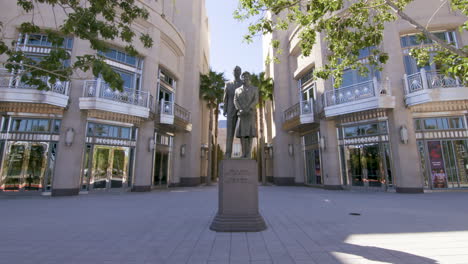 Statue-of-donors-at-the-Smith-building-for-performing-arts-in-Las-Vegas