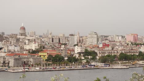 Impresionante-Vista-De-La-Ciudad-Del-Casco-Histórico-De-La-Habana-Junto-Al-Malecón,-Cuba