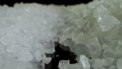 Kamera-Rückwärts-Kristall-Grobes-Meersalz-Auf-Schwarzem-Spiegeltisch