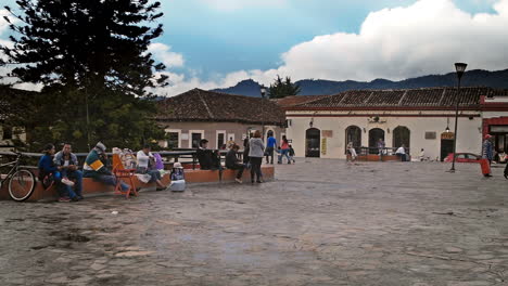 Die-Hauptkathedrale-Skare-In-San-Cristobal-De-Las-Casas,-Chiapas,-Mexiko,-Erschoss-Passanten