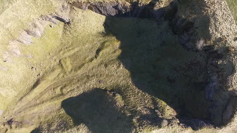 Luftaufnahme-Von-Oben-Nach-Unten-Auf-Einen-Stillgelegten-Steinbruch-In-Der-Englischen-Landschaft-An-Einem-Strahlend-Sonnigen-Tag