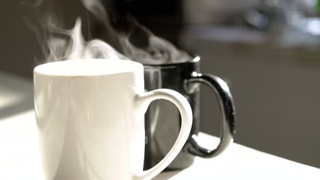 Dampfende-Tassen-Warmen-Kaffees-Im-Frühen-Morgenlicht-In-Der-Küche