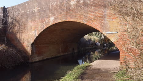 Eine-Brücke-über-Den-Basingstoke-Kanal