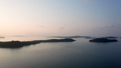 Luftaufnahmen-Von-Drohnen-Zeigen-Einen-Panoramablick-Auf-Einen-Inselarchipel-In-Kambodscha-Bei-Sonnenaufgang