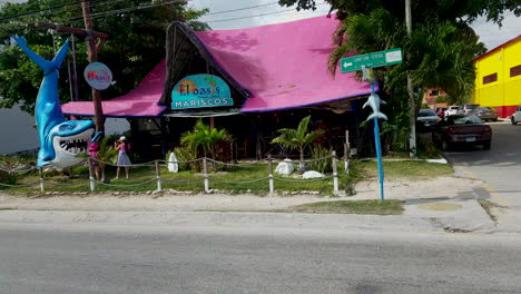Bunte-Tropische-Bar-An-Einer-Belebten-Straße-In-Playa-Del-Carmen