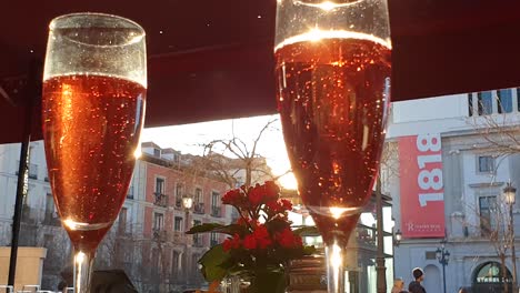 Sparkling-Rosé-wine-enjoyed-at-outdoor-restaurant-in-Madrid