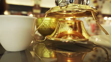 Schauen-Sie-Sich-Die-Alte-Arabische-Klassische-Kanne-Für-Arabischen-Kaffee-Aus-Gold-Genau-An