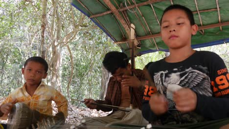 Lokale-Kambodschanische-Folk-Band,-Die-Traditionelle-Instrumente-Spielt