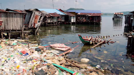 Verschmutzung-Durch-Plastikderbis-In-Einem-Schwimmenden-Dorf-In-Kambodscha