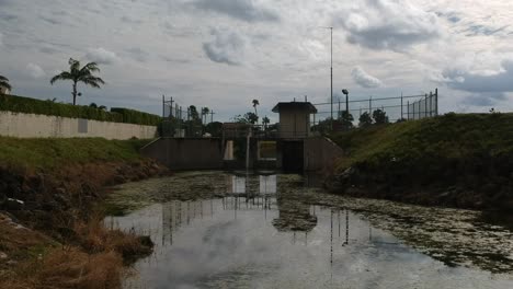 Drohne-Schoss-Tief-Zum-Wasser-Und-Flog-In-Richtung-Wasseraufbereitungsgebiet-An-Einem-Kanal