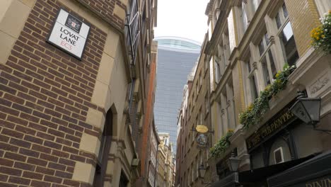 Londoner-Straße-Mit-Wolkenkratzer-Im-Hintergrund,-Nach-Oben-Geneigt