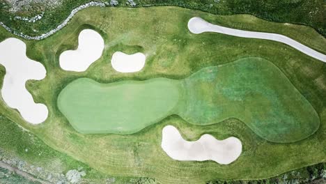 Aerial-Shot-of-a-par-3-hole-on-a-golf-course