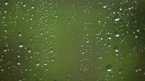Während-Eines-Sturmregens-Tropft-Wasser-Auf-Ein-Fenster