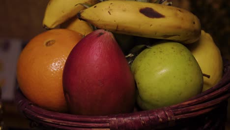 Obstkorb-Detailaufnahme,-Mango,-Orange,-Bananen,-Apfel,-Limette