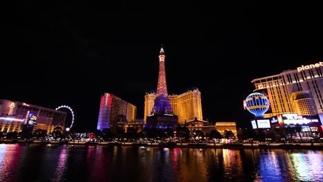 Las-Vegas-Strip-Erleuchtet-Mit-Dem-Paris-Las-Vegas-Resort-Casino-Und-Der-Nachbildung-Des-Eiffelturms-In-Der-Mitte,-Etwa-Im-März-2019
