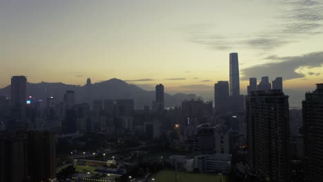 Sonnenuntergang-In-Hongkong-Von-Der-Kowloon-Seite-Aus-Mit-Einem-Wunderschönen-Blick-Auf-ICC