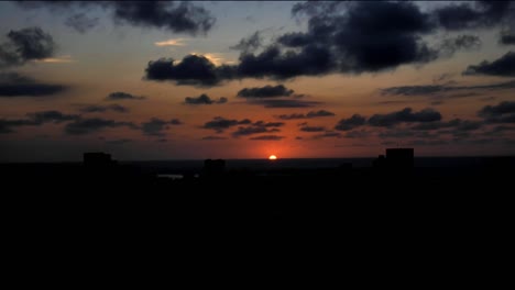 Ein-Sonnenuntergang-In-Havanna,-Kuba,-Mit-Blick-Auf-Die-Stadt