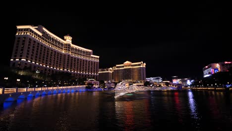 Panoramablick-Auf-Das-Bellagio-Hotel-Und-Die-Wasserfontänenshow-Bei-Nacht-In-Las-Vegas,-Ca.-März-2019