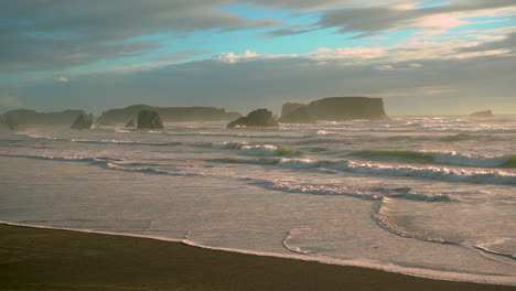 Dramatische-Meereslandschaft-Mit-Meeresstapeln-In-Bandon,-Küste-Von-Oregon,-Während-Eines-Wunderschönen-Und-Dramatischen-Sonnenuntergangs