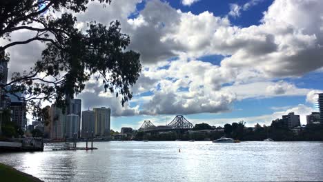 Blick-über-Den-Brisbane-River-In-Richtung-Flussufer-Und-Die-Story-Bridge-In-Der-Innenstadt-Von-Brisbane,-Australien