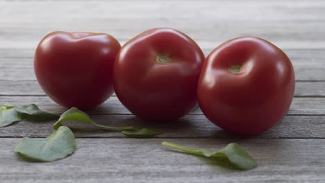 Tomate-Orgánico-Fresco-Rojo,-Video-Uhd-De-4k-2160p-25fps---Inclinación-Lenta-Sobre-Fondo-De-Comida-Vegetal-De-Tomate-Mojado-4k-3840x2160-Material-De-Archivo-Ultrahd