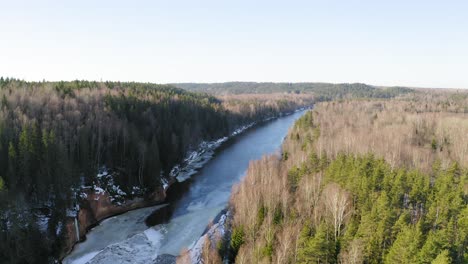 Fliegen-über-Den-Zugefrorenen-Gauja-Fluss-In-Lettland