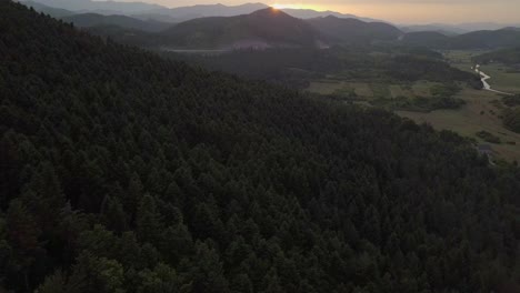 Aéreo:-Montaña-Forestal-En-Croacia