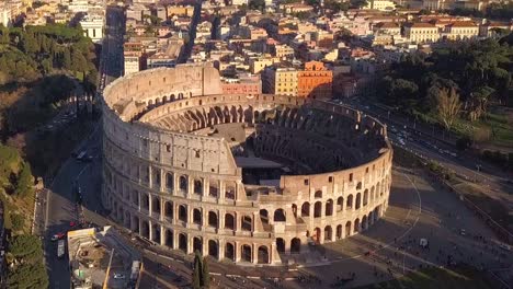 Primer-Plano-Desde-El-Cielo-Coliseo-Roma,-Italia-Vista-De-Drones