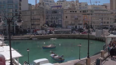 Rundgang-Durch-Die-Straßen-Von-Spinola-Bay-Malta,-Etwa-Im-März-2019