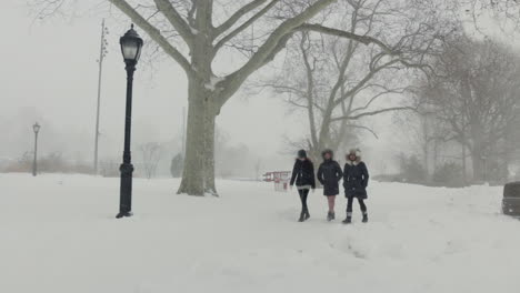 Drei-Mädchen-Gehen-Während-Eines-Schneesturms-In-Brooklyn,-New-York,-Spazieren