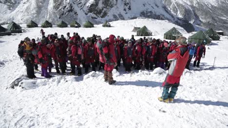 Himalaya-Bergsteiger-Bereit-Für-Eine-Gruppe,-Die-Vor-Beginn-Ihrer-Reise-Jubelt