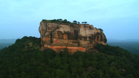 Luftbild-über-Lion-Rock,-Felsenfestung-Sigariya