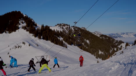 Zona-De-Esquí-En-Los-Alpes-Suizos-Con-Gente-Y-Telesillas-En-La-Zona-De-Esquí-De-Invierno-De-Beckenried