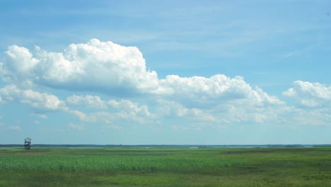 Zeitraffer-Schöner-Weißer,-Sich-Schnell-Bewegender-Wolken-Und-Himmel-An-Einem-Sonnigen-Tag-Am-Vogelbeobachtungsturm-Am-Liepaja-See,-Weitwinkelaufnahme