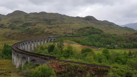 The-Jacobite-steam-train,-also-known-as-Hogwarts-Express-in-Harry-Potter-movies,-passes-Glenfinnan-viaduct