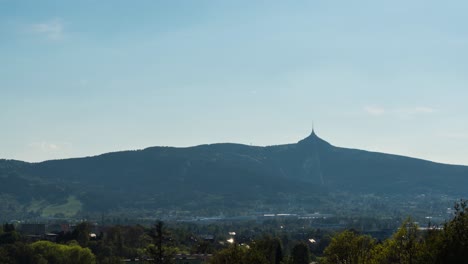 Zeitraffer-Der-Stadt-Liberec-In-Der-Tschechischen-Republik-Mit-Dem-Scherzturm-Im-Hintergrund,-Zoom-Landschaftsansicht