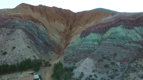 Luftaufnahme-Siebenfarbiger-Hügel-In-Der-Nähe-Des-Dorfes-Purmamarca,-Argentinien